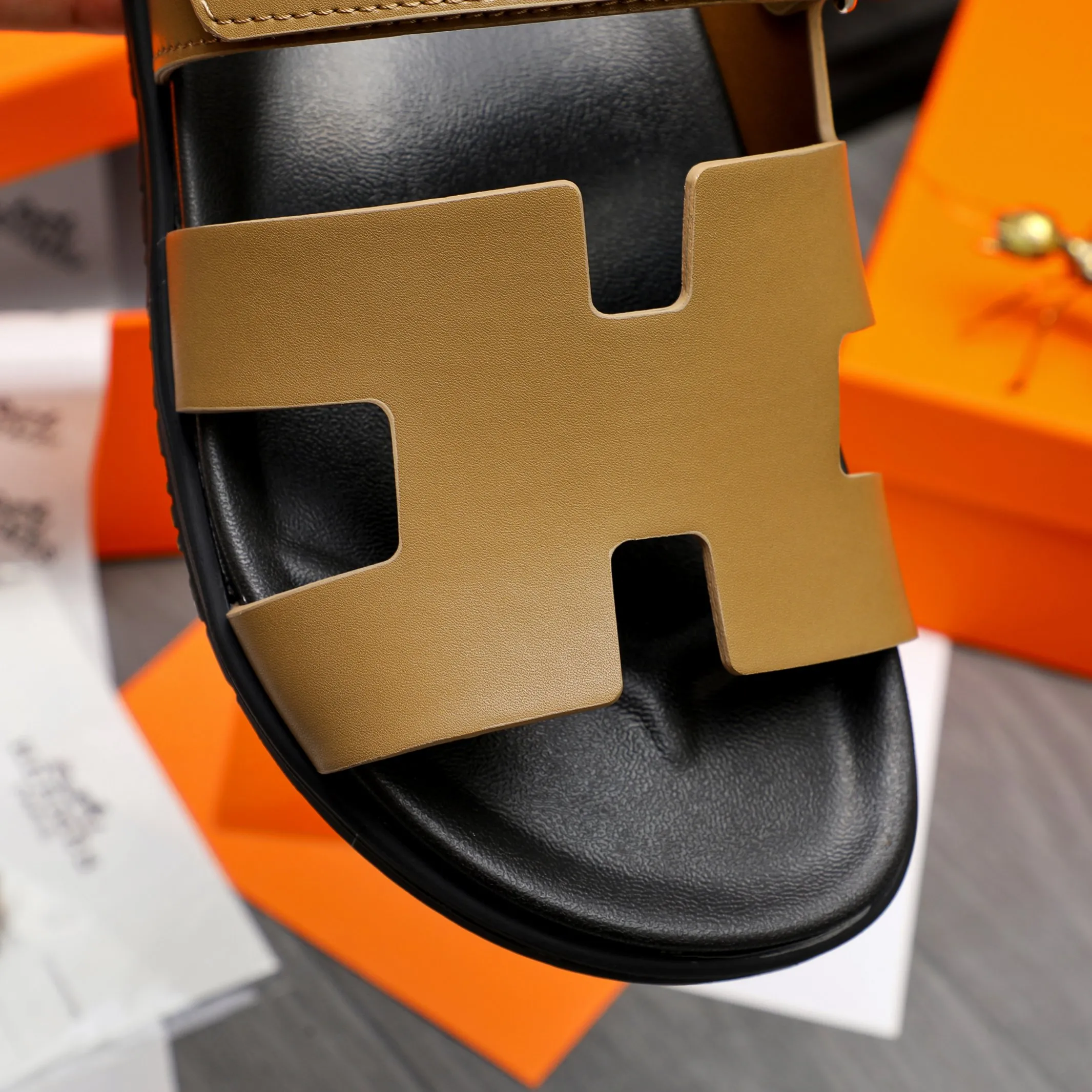 Men's shoes 💰340 Product trademark: Hermes "Hermes" Couple's slippers Regular size: 36-46 Product materials: Selected high-quality cowhide upper, microfiber lining, original outsole
